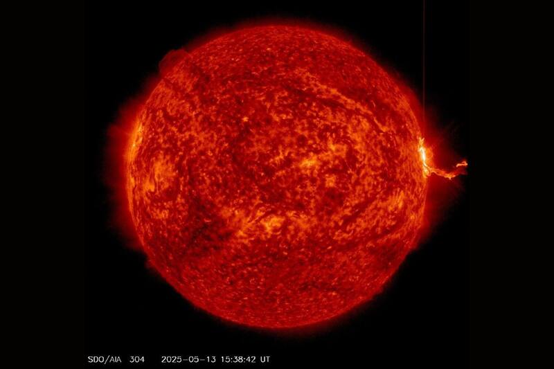 El fenómeno alcanzó una magnitud X1.2, una de las más intensas que pueden registrarse, y que podría generar impacto en nuestro planeta.