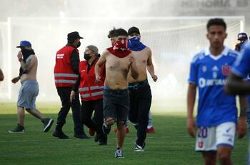 El duro castigo que arriesga la U tras la invasión de los hinchas en el Clásico Universitario