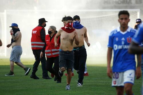 El duro castigo que arriesga la U tras la invasión de los hinchas en el Clásico Universitario