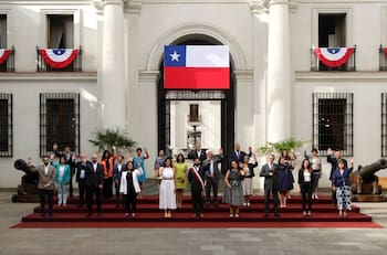 Presidente Gabriel Boric y su gabinete de Ministros se tomaron la primera foto oficial en La Moneda