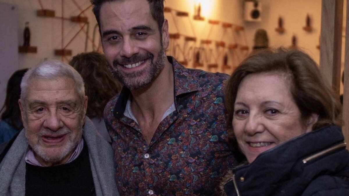"Los mejores en el mundo mundial": Julio Jung Duvauchelle compartió inédita foto de sus padres y les dedicó un emotivo mensaje
