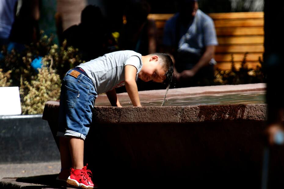 Las temperaturas han comenzado a subir en Santiago y el mes terminará con una ola de calor.