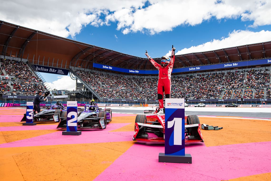 Oliver Rowland saluda a los miles de espectadores que llegaron al Autódromo Hermanos Rodríguez que lo vieron ganar en la fecha corrida en CDM.