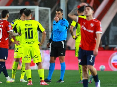 El relato del árbitro sobre los incidentes en Independiente vs. la U en Copa Sudamericana