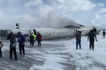 VIDEO | Completamente volteado: así quedó un avión en Canadá con 80 pasajeros