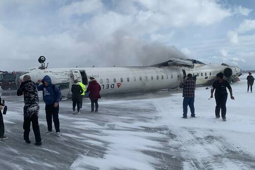 VIDEO | Completamente volteado: así quedó un avión en Canadá con 80 pasajeros