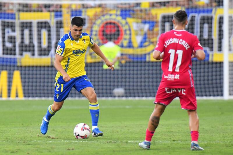 ya puede comenzar a negociar libre con su próximo club, ya que le quedan seis meses de contrato en el Cádiz.