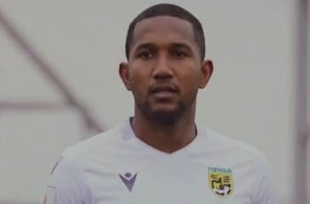 VIDEO | Luis Guerra sorprende y fue presentado como estrella en club de exótica liga