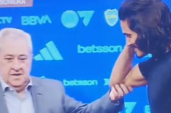 VIDEO | El gesto de rechazo de Edinson Cavani al presidente de Boca Juniors