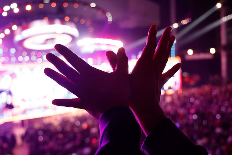 El público se rindió ante la salsa de Marc Anthony y abucheó a George Harris.