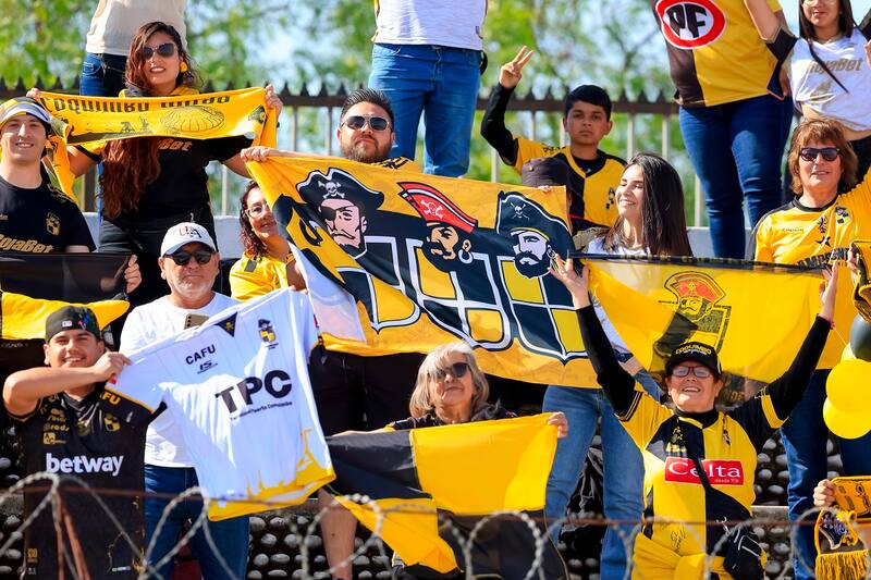 Los hinchas Piratas están viviendo una temporada soñada. Agencia Aton