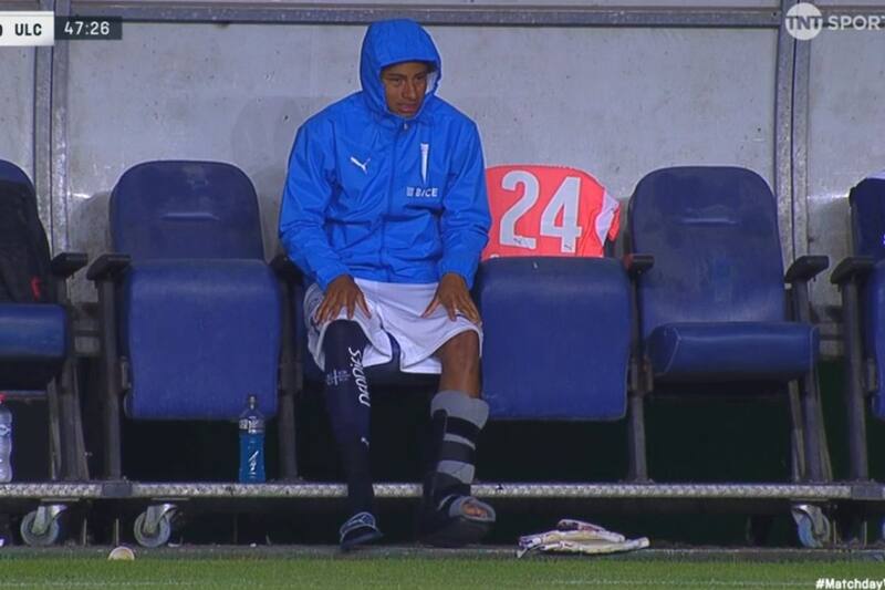 Terminó con bota en la banca de la UC: Foto: TNT Sports.