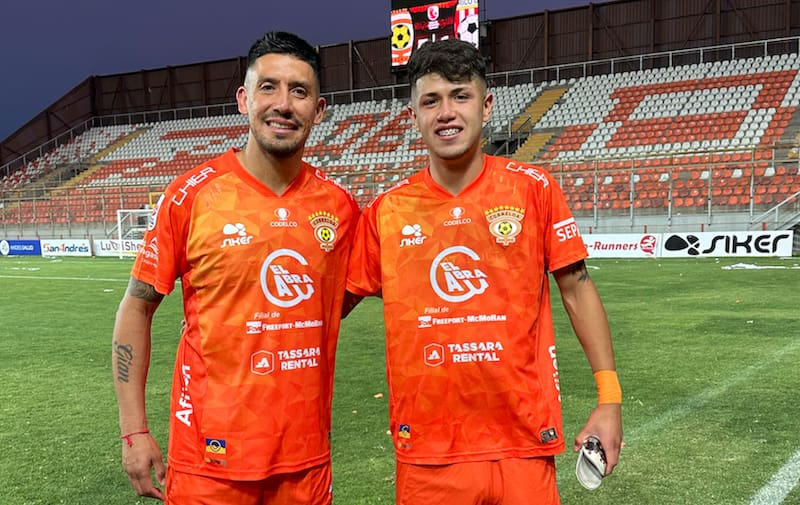 Padre e hijo jugaron sus primeros minutos juntos el recién pasado sábado en el Zorros del Desierto. Foto: Agencia Aton