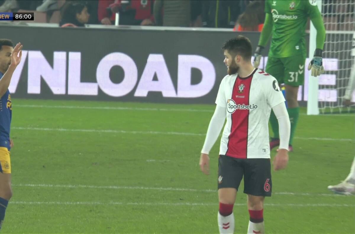 VIDEO | Chao, chao: jugador del Newcastle se burló de un rival expulsado antes de dejar la cancha