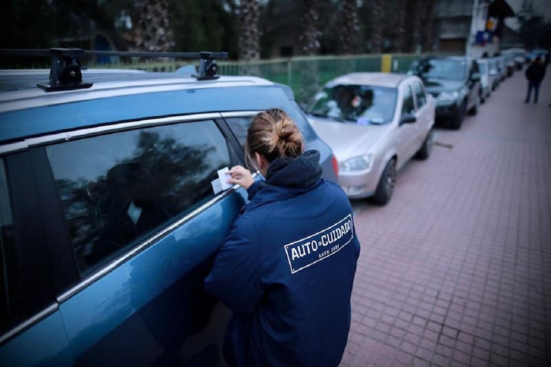 Hay un plazo de 4 a 12 meses para hacer el grabado en vidrios y espejos, según el vehículo y su fecha de compra.