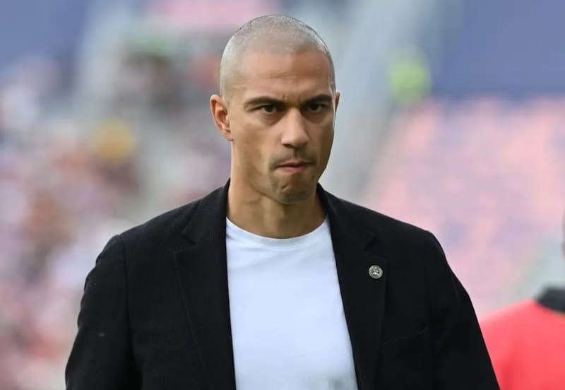 El director deportivo confidenció que con Alexis Sánchez también trabajan en conjunto con los jugadores más jóvenes del plantel, que lo miran como un ídolo.