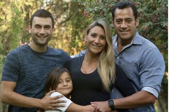 Sebastián Teao, hijo de Fran Ayala, se lució realizando flexiones con su mamá y su hermano encima