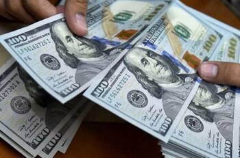 El dólar cierra la jornada con una caída, pero sigue sobre los $820