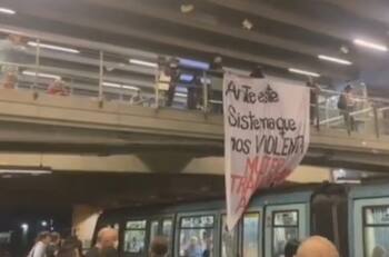 VIDEO | Mujeres se manifiestan contra la violencia hacia la mujer al interior del Metro
