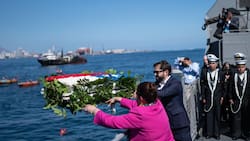 VIDEO | Día de las Glorias Navales en Iquique: ¿Por qué se lanzaron ofrendas florales al mar en homenaje de la Armada?