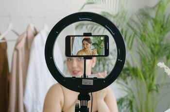 Estudio revela cuál es el trabajo más deseado de cada país: En Chile es "youtuber"