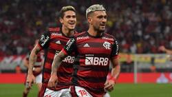 VIDEO | ¿Era mano? Así fue el polémico gol de De Arrascaeta en la victoria parcial del Flamengo de Arturo Vidal