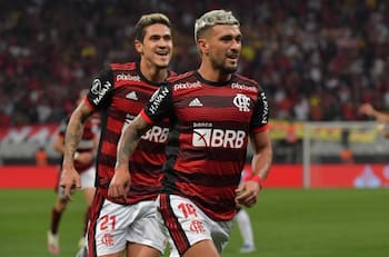 VIDEO | ¿Era mano? Así fue el polémico gol de De Arrascaeta en la victoria parcial del Flamengo de Arturo Vidal