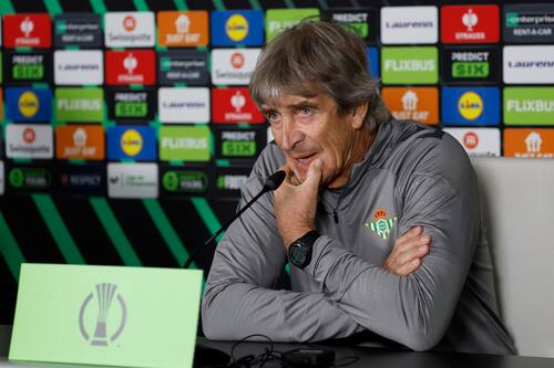 Manuel Pellegrini en conferencia de prensa.