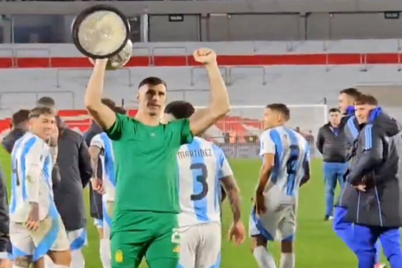 fue sancionado por la FIFA con dos fechas de suspensión en la Selección Argentina.