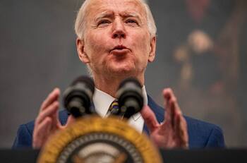 VIDEO | ¿Y el Covid? Joe Biden tose en su palma y saluda de mano a público asistente a un evento