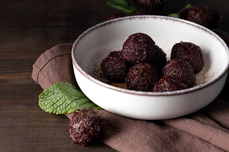 Solo necesitas 4 ingredientes para esta receta de trufas.