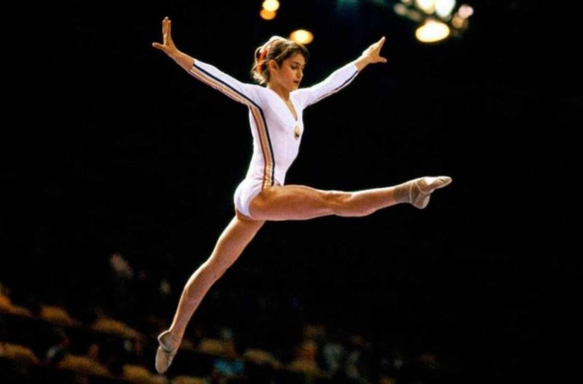 A los 57 años Nadia Comaneci se luce con espectacular acrobacia en la playa