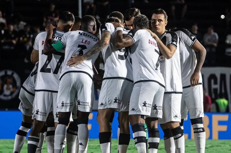 vive momentos difíciles tras la salida de Gary Medel.