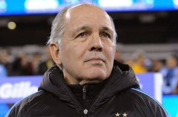 Alejandro Sabella fue internado de urgencia, a un día de la muerte de Maradona