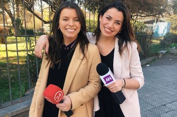 Separadas por la TV: El curioso caso de las mellizas Natasha Kennard y Sabrina Kennard, conductoras de noticias en Mega y TVN