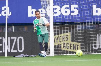 VIDEO: Claudio Bravo se lució con exigente entrenamiento en el Real Betis