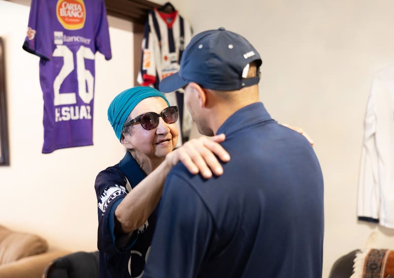 Chupete Suazo visitó a Yolanda, una de sus incondicionales fans.