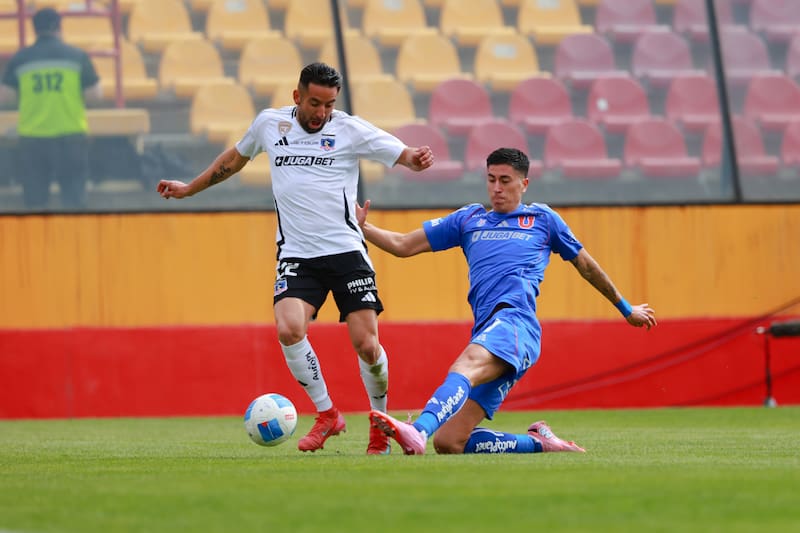 El jugador de Colo Colo Mauricio Isla disputa el balon contra Matias Sepulveda de Universidad de Chile en la Supercopa.