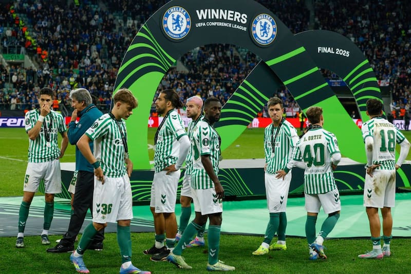 El plantel del Betis, desolado tras perder la final ante el Chelsea. Foto: EFE.