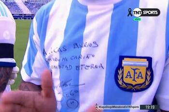 El increíble homenaje de Lucas Barrios a Maradona en el partido de Gimnasia y Esgrima