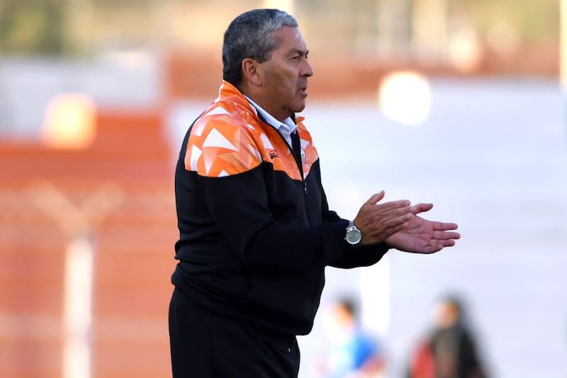 El experimentado entrenador de Cobresal, en el partido ante Universidad Católica por la Copa de la Liga. Foto: Agencia Aton.