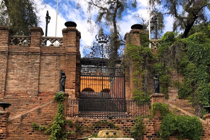 El mítico castillo está emplazado en la cima del Cerro Santa Lucía.