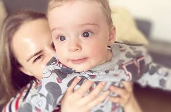 Valeria Ortega comparte tiernas imágenes de su hijo Oliver y su mascota