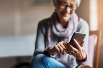 Movistar ofrece plan de teléfono a $3.990 mensuales para adultos mayores: así puedes solicitar servicio