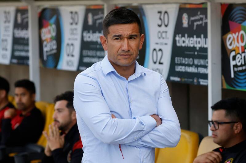 El entrenador sostuvo una conversación en profundidad con En Cancha Prime. Sus inicios, la valoración del entrenador chileno y un espinoso paso por el club de sus amores entre otros temas abordados en esta charla con el DT de Deportes Limache. Foto: Agencia Aton.