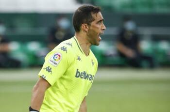 Claudio Bravo tendrá nueva competencia en el arco del Real Betis