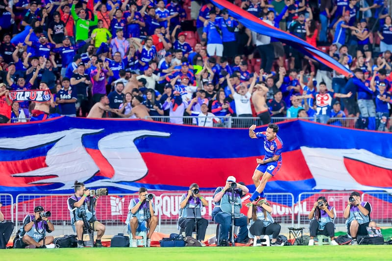 El inesperado desencuentro entre los jugadores y la barra de la U en la previa del Superclásico. Foto: Aton.