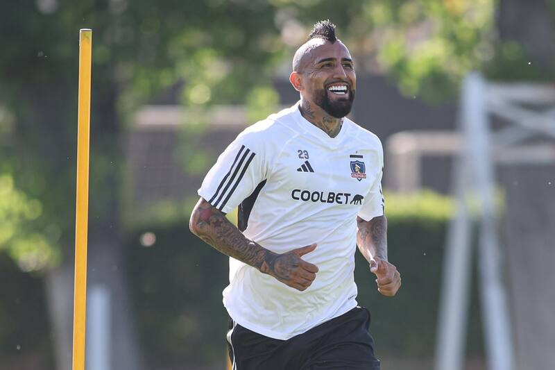 Arturo Vidal entrenando con Colo Colo.