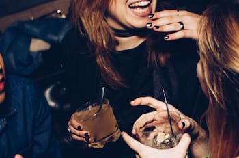 ¿Pensando en acortar la semana?: Este restobar de Santiago es ideal para compartir con tus amigos