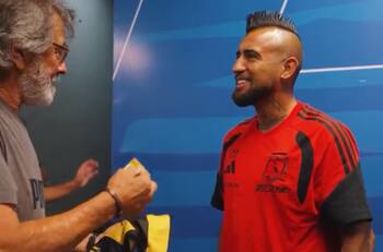 VIDEO | Peñarol sorprende a Arturo Vidal y le entrega dos tremendos regalos: “Un club enorme”